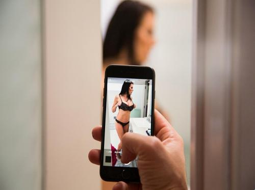 Sang adik memfilmkan adegan adiknya sedang mandi dan bagian akhir