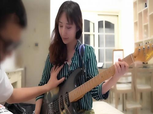 Seorang anak laki-laki buta diajari cara bercinta oleh guru pianonya