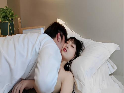 Memperkosa pacar pertamanya di hotel sepanjang malam