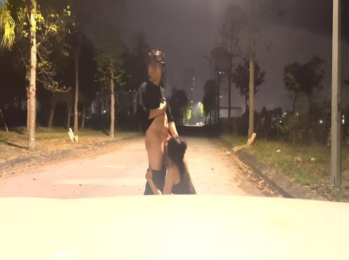 Gadis pemberani menyebalkan ayam di mana-mana