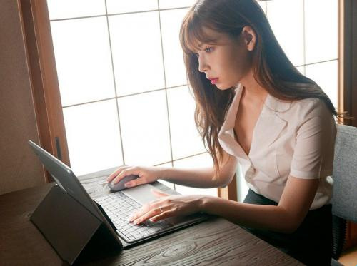 Kisah cinta rahasia Tsumugi Akari setelah suaminya melakukan perjalanan bisnis