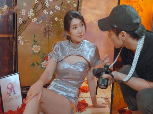 Saya memotretnya, seorang model telanjang dengan sosok yang menawan