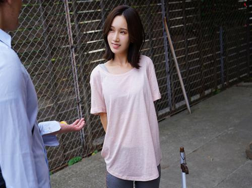 Siswa itu jatuh cinta pada pemilik penginapan 