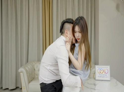Sutradara muda itu mem seorang pekerja magang yang cantik